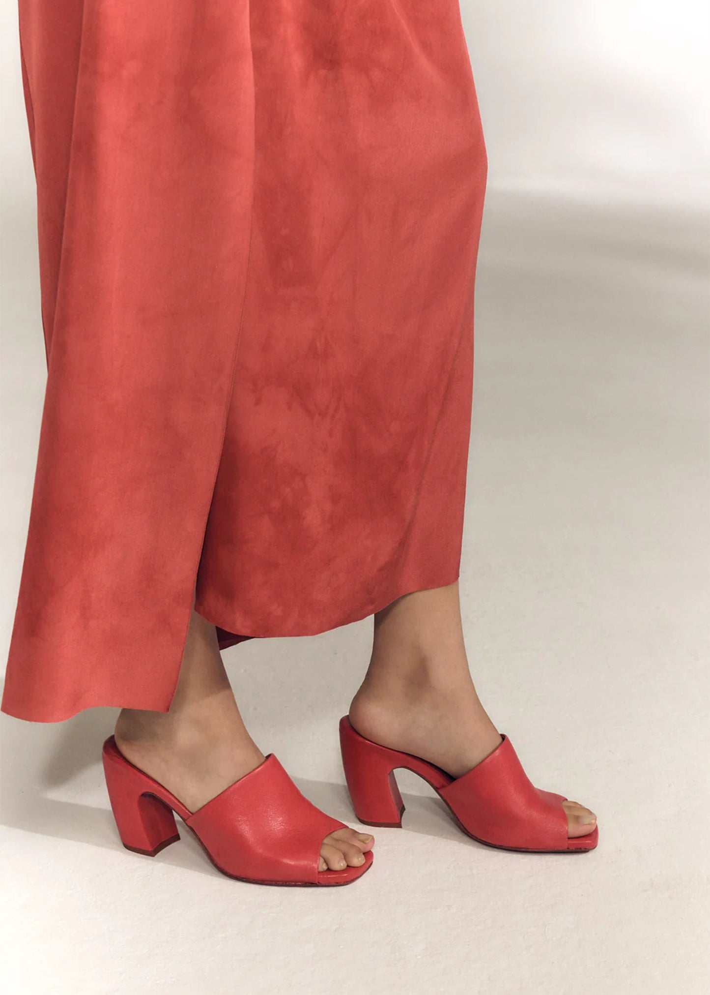 Cortana-Janis-hibiscus-red-leather-mules