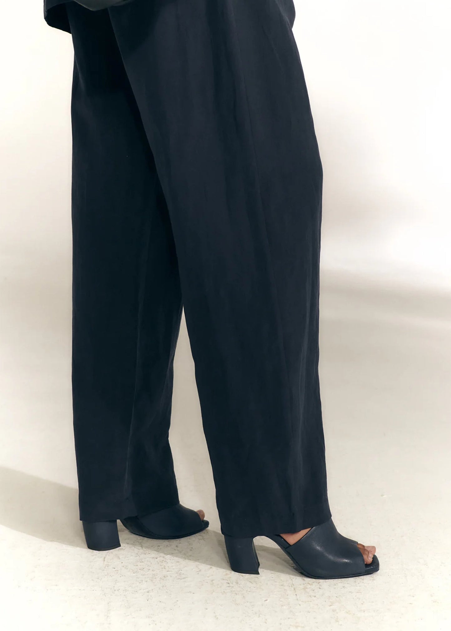 Cortana-Janis-navy-blue-leather-mules