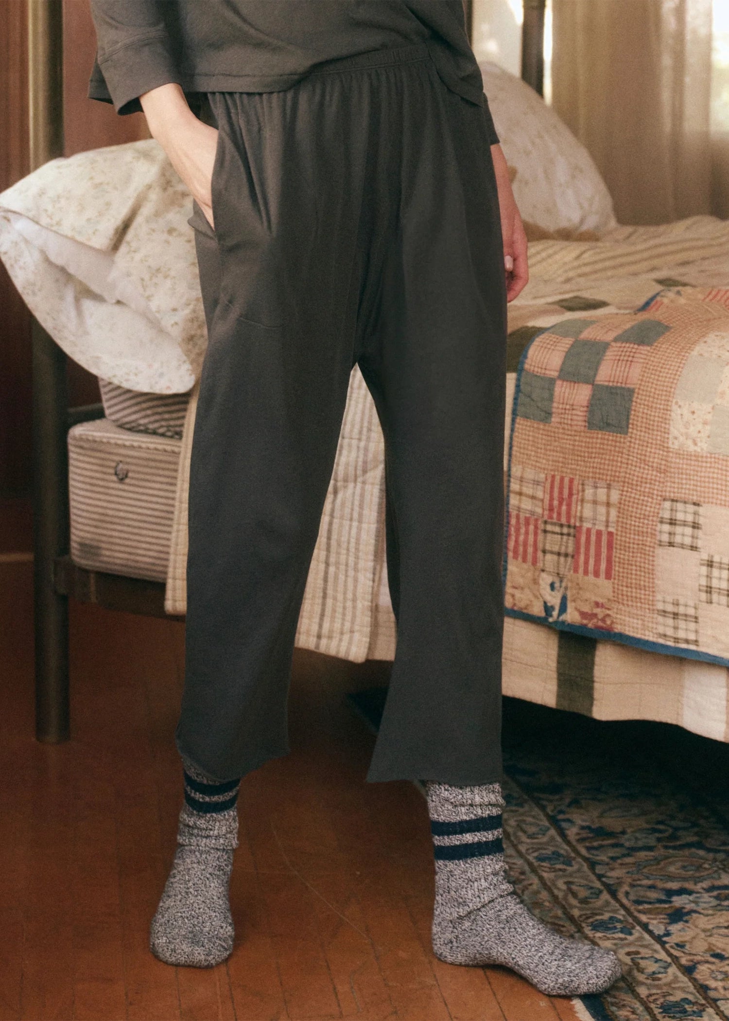 The-Great-The-Lounge-Crop-Pant-Washed-black